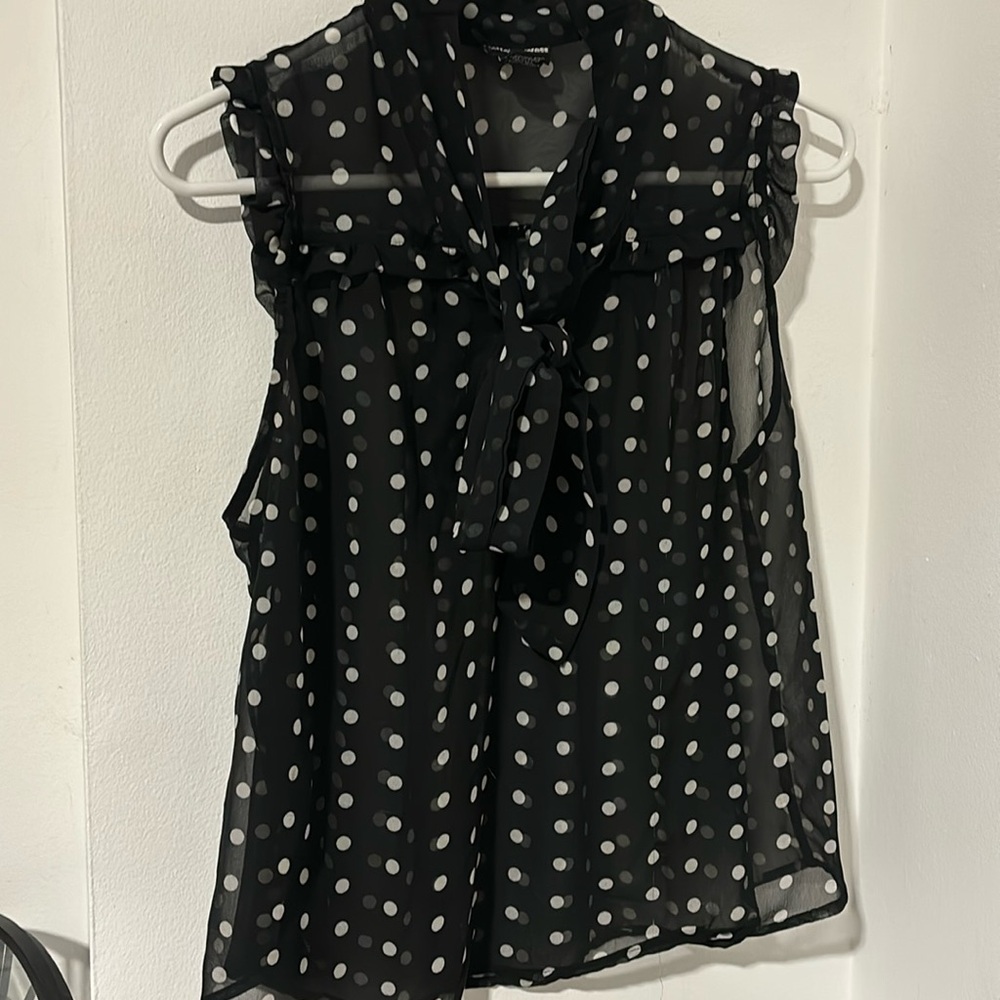 Polka dot sleeve less , tie neck